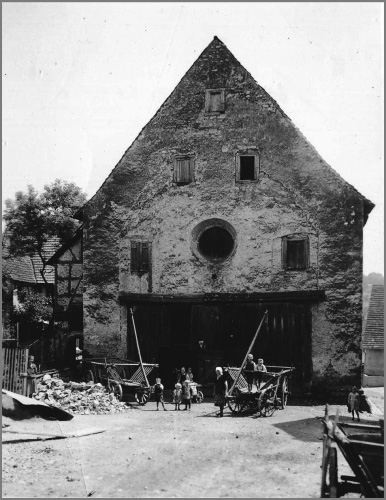 Die Westfassade der Kapuzinerkirche, die seit der Säkularisierung als Scheune diente. Aufnahme frühes 20.Jahrhundert. Westfassade der Kapuzinerkirche